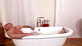 Izabella moveth in the bath